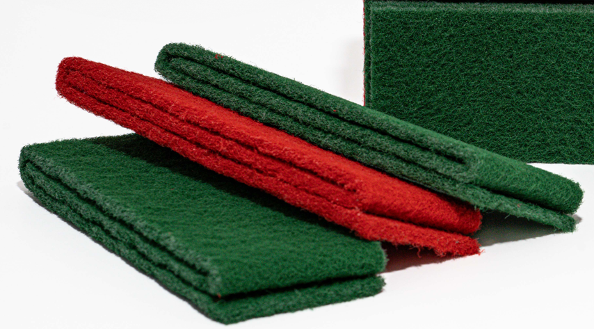 Green and red abrasive fiber cleaning pads